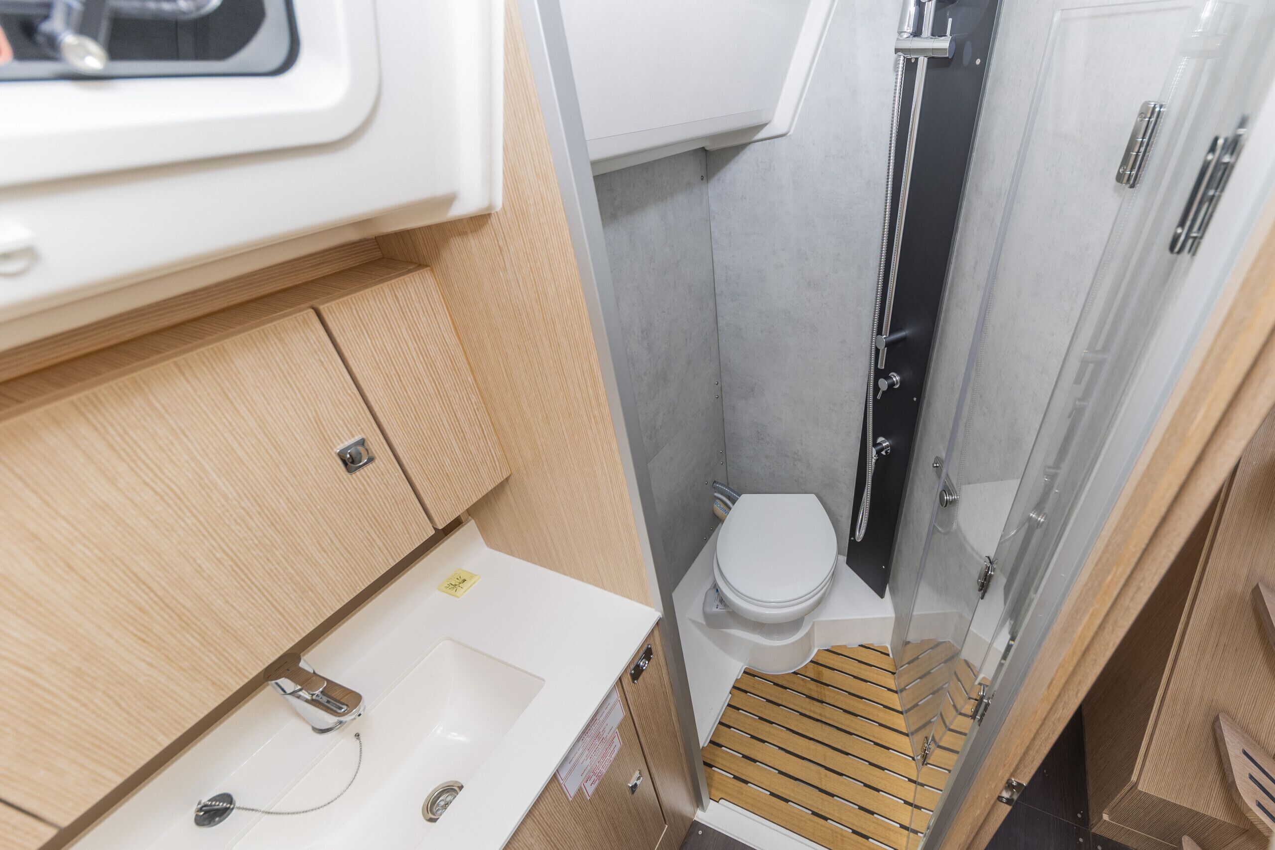 Une petite salle de bain comprenant un lavabo, des toilettes et une douche.
