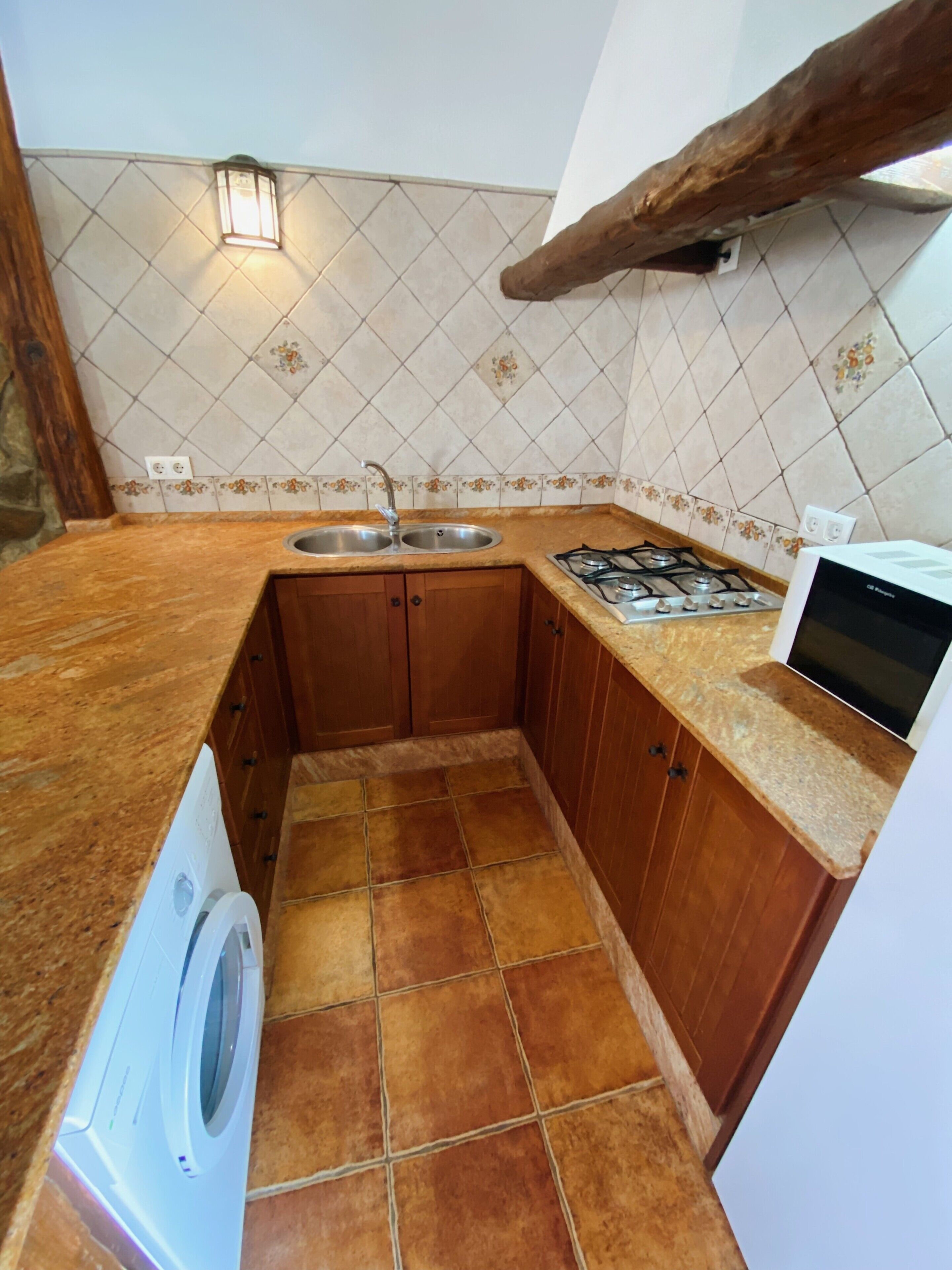 Coffee/tea maker, fridge, microwave, stovetop