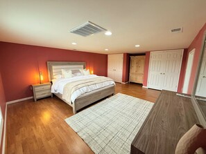 2 bedrooms, iron/ironing board, WiFi, bed sheets - The Luxe Lounge & warm welcome (Frederick)