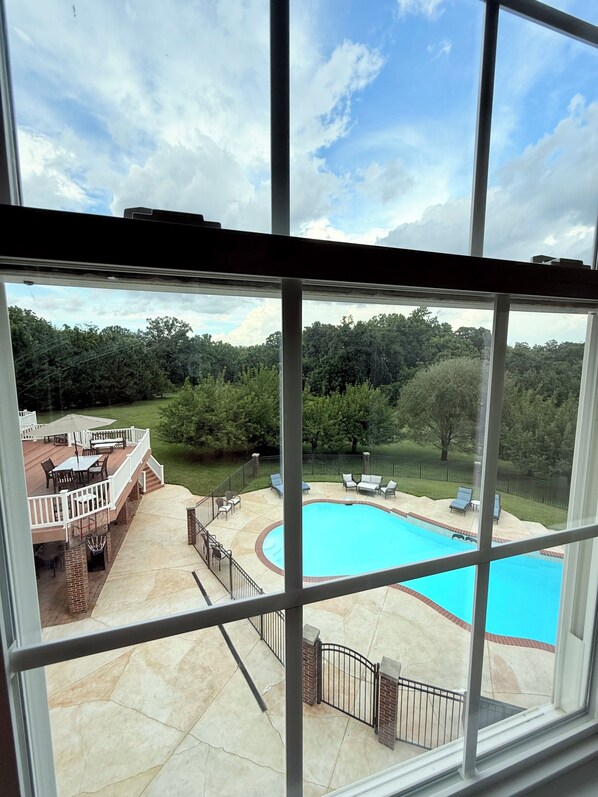 Outdoor pool - The Luxe Lounge & warm welcome (Frederick)
