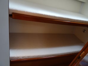A bunk bed with a wooden frame and a white mattress. - Sun-Kissed Sailing Adventure in Islas Sarónicas (Alimos)
