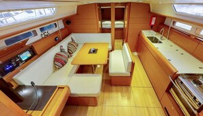 Private kitchen - Sun-Kissed Sailing Adventure in Islas Sarónicas (Alimos)