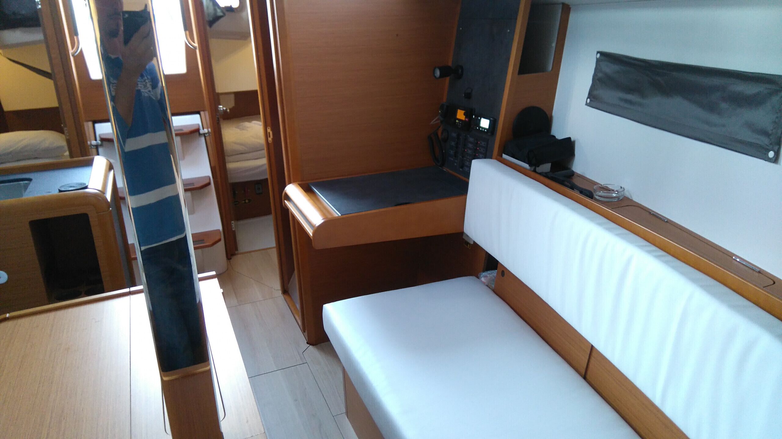 Ein gemütlicher Innenraum mit Etagenbett, kleinem Tisch und Sitzbank.
