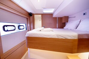 A compact, well-lit room with a single bed, a skylight, and a small window. - Sun-Kissed Sailing Adventure in the Ionian Islands, Lefkada (Lefkada)
