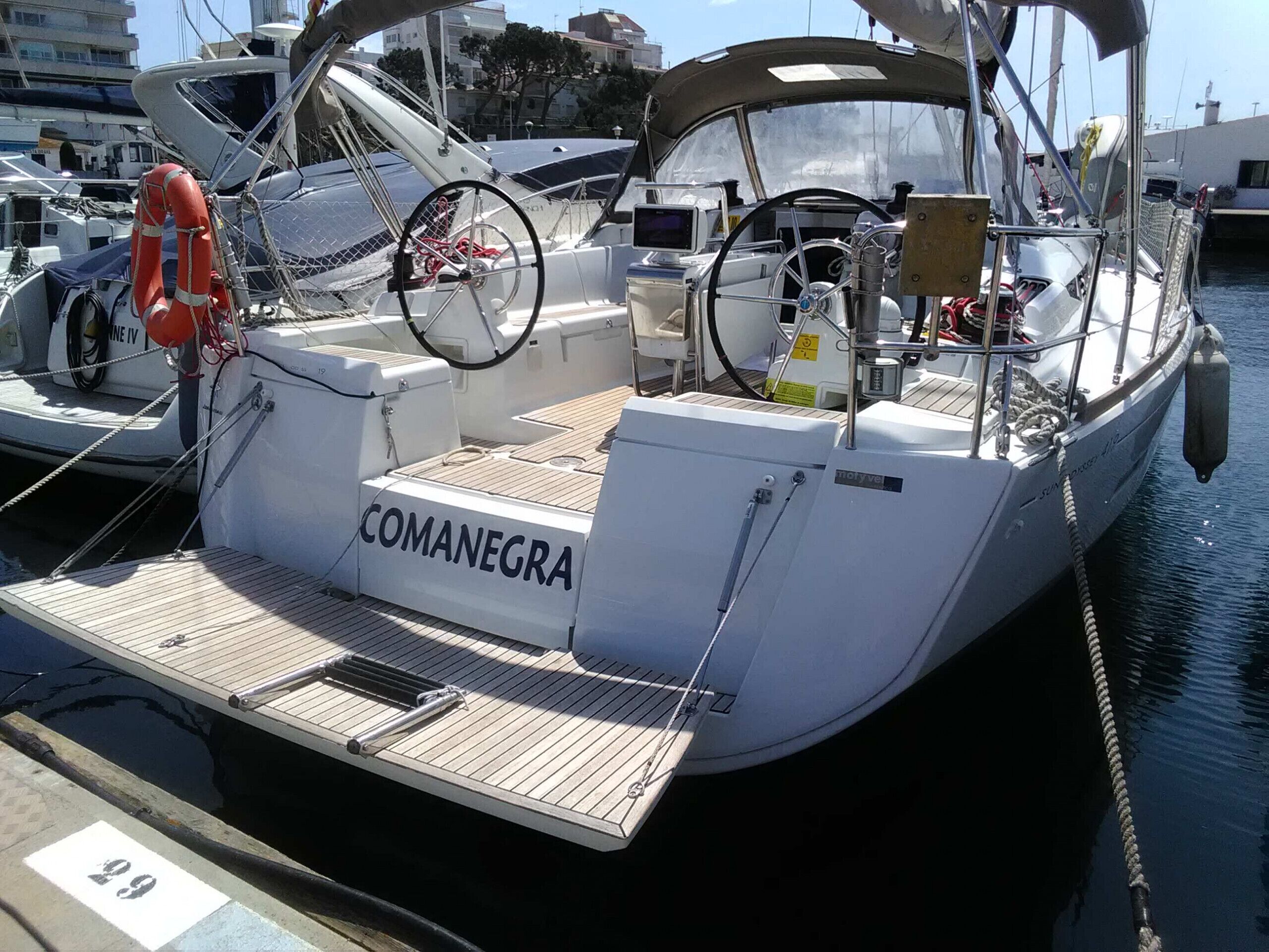«COMANEGRA»-niminen vene kiinnittyi laiturissa, jossa oli puinen kansi, ohjauspyörä ja pelastusliivit.