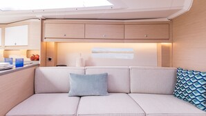 Un interior modern amb un sofà, una taula petita i una finestra.
