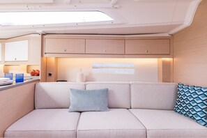 Ein modernes Interieur mit einer Couch, einem kleinen Tisch und einem Fenster.