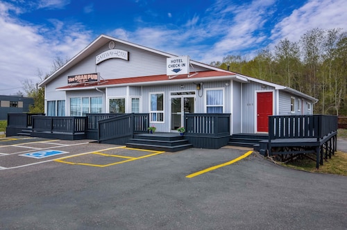 Gateway Hotel and Suites