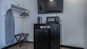Iron/ironing board, WiFi (free), bed sheets