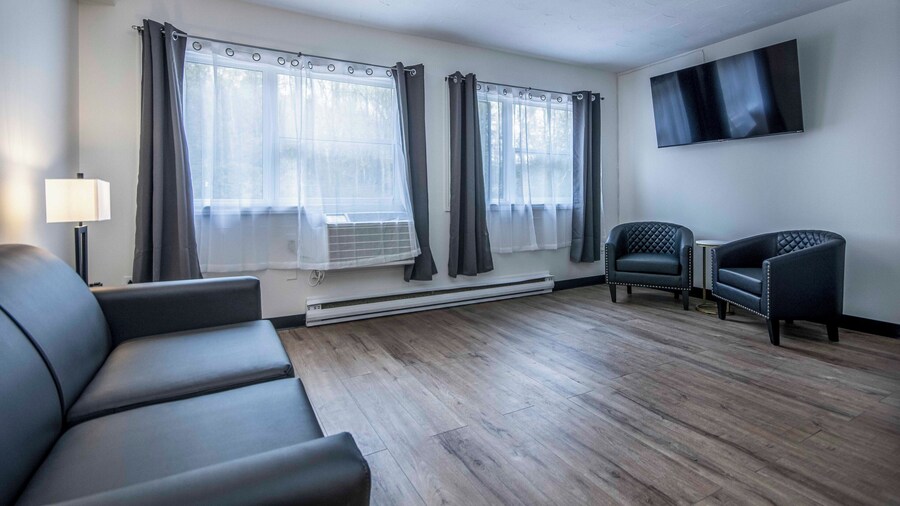 Gateway Hotel and Suites