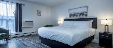 Tabla de planchar con plancha, wifi gratis y ropa de cama