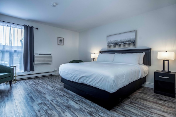 Tabla de planchar con plancha, wifi gratis y ropa de cama