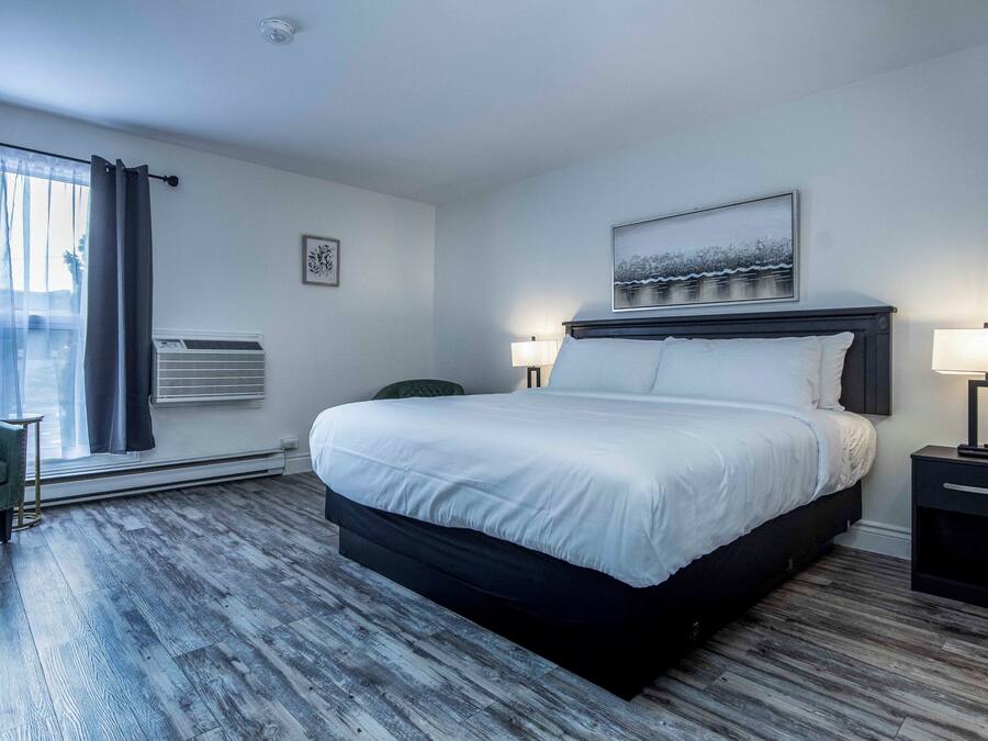 Iron/ironing board, free WiFi, bed sheets