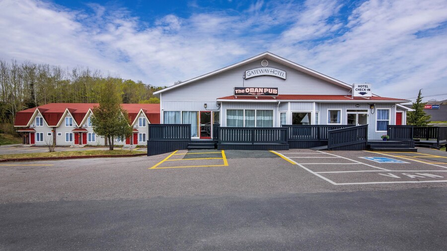 Gateway Hotel and Suites