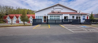 Gateway Hotel and Suites