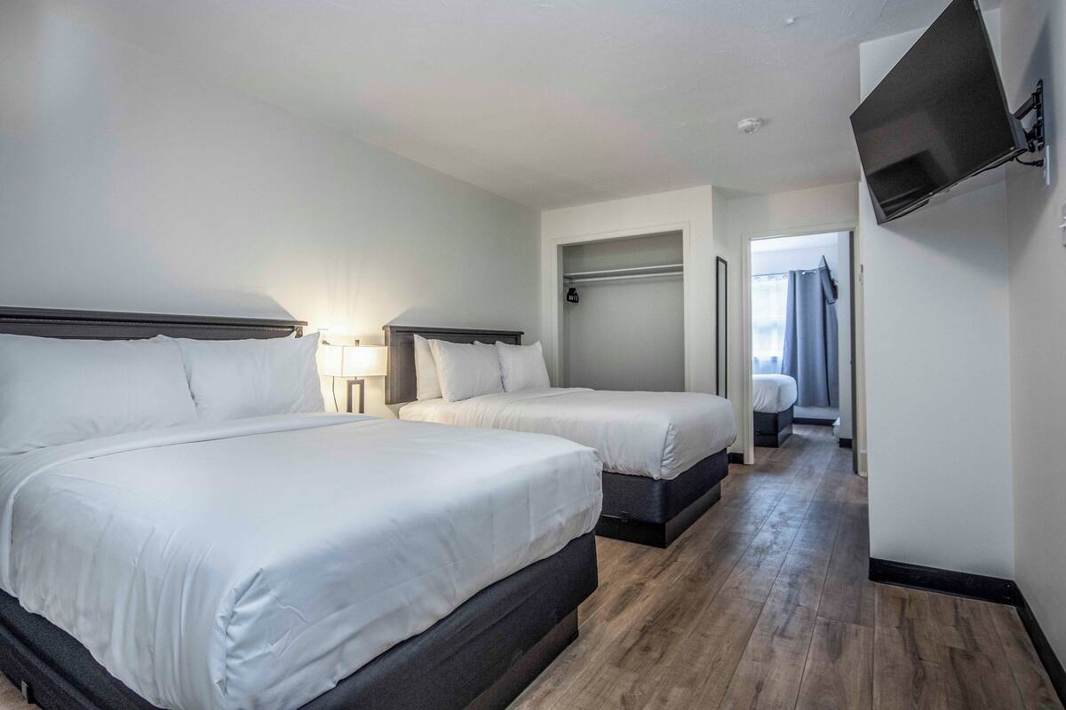 Tabla de planchar con plancha, wifi gratis, ropa de cama