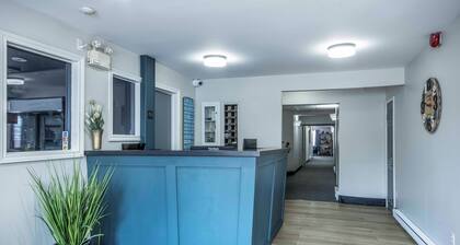 Gateway Hotel and Suites