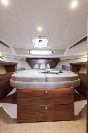 A modern interior with a central bed, built-in storage, and a skylight. - Sun-Kissed Sailing Adventure in Zadar, Croatia (Bibinje)