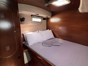 A compact cabin with a single bed, a small window, and a wardrobe. - Sun-Kissed Sailing Adventure in Islas Cícladas, Mykonos (Mykonos)