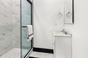 Toallas, jabón, papel de baño 