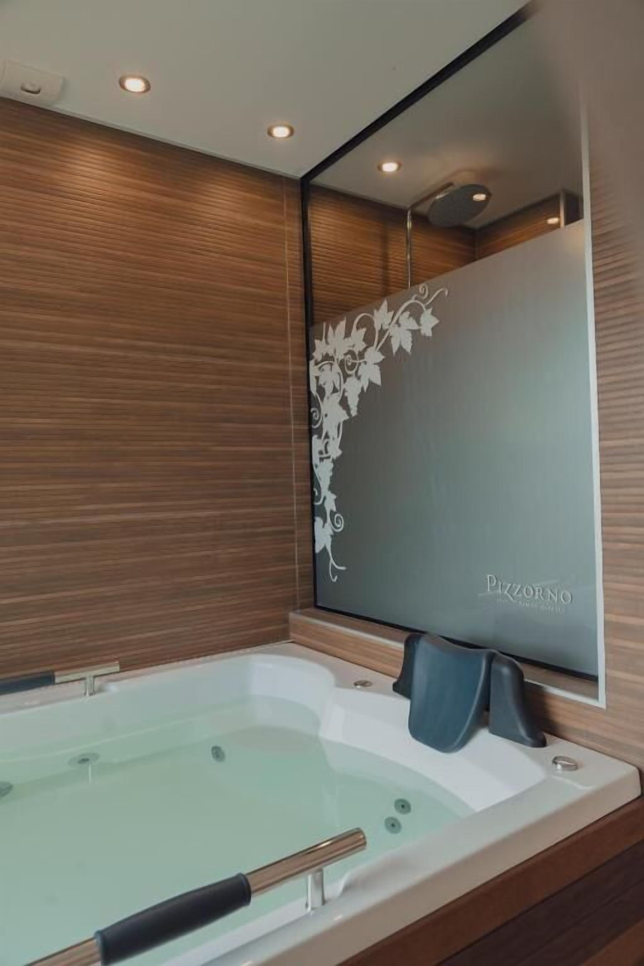 Indoor spa tub