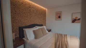 Quarto casal luxo, sacada, vista para o jardim | Cofres nos quartos, cortinas blackout, quartos à prova de som