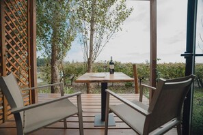 Habitación doble Deluxe, balcón, vista al jardín | Restaurante al aire libre