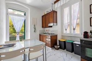 Wasserkocher mit Kaffee-/Teezubehör, Kühlschrank, Mikrowelle, Ofen