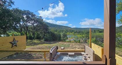 Hill Country Cabin: 1 bdrm, fully stocked coffee/tea bar, hot tub, scenic views