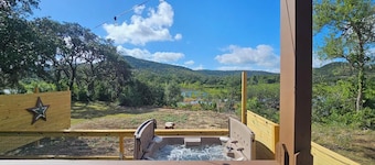 Hill Country Cabin: 1 bdrm, fully stocked coffee/tea bar, hot tub, scenic views