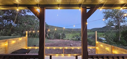 Private Hill Country Cabin 1 bdrm, gourmet coffee/tea bar, hot tub, scenic views