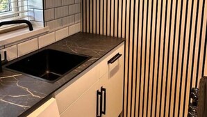 Réfrigérateur, four à micro-ondes, un four, surface de cuisson