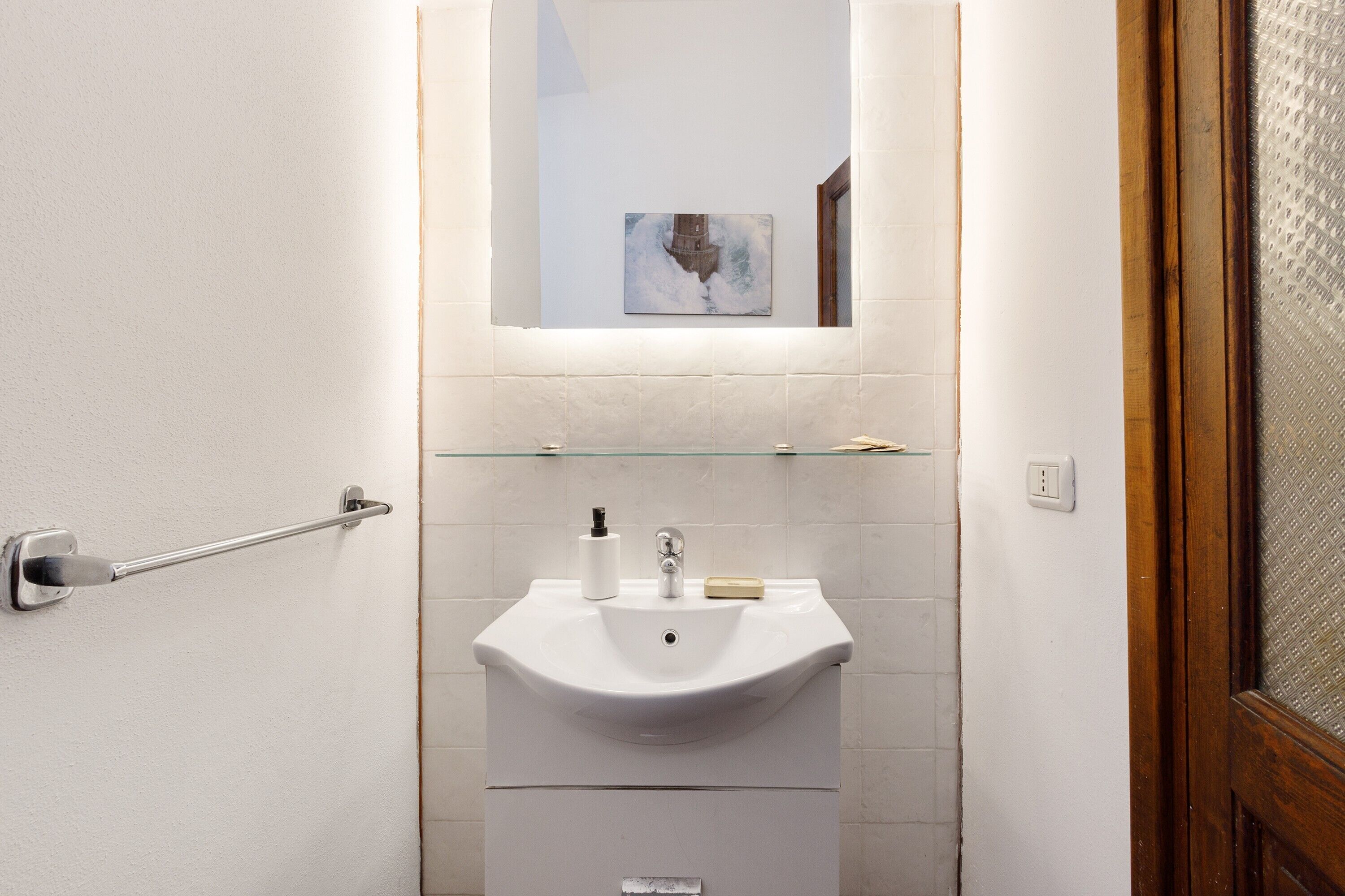 Douche, sèche-cheveux, serviettes fournies