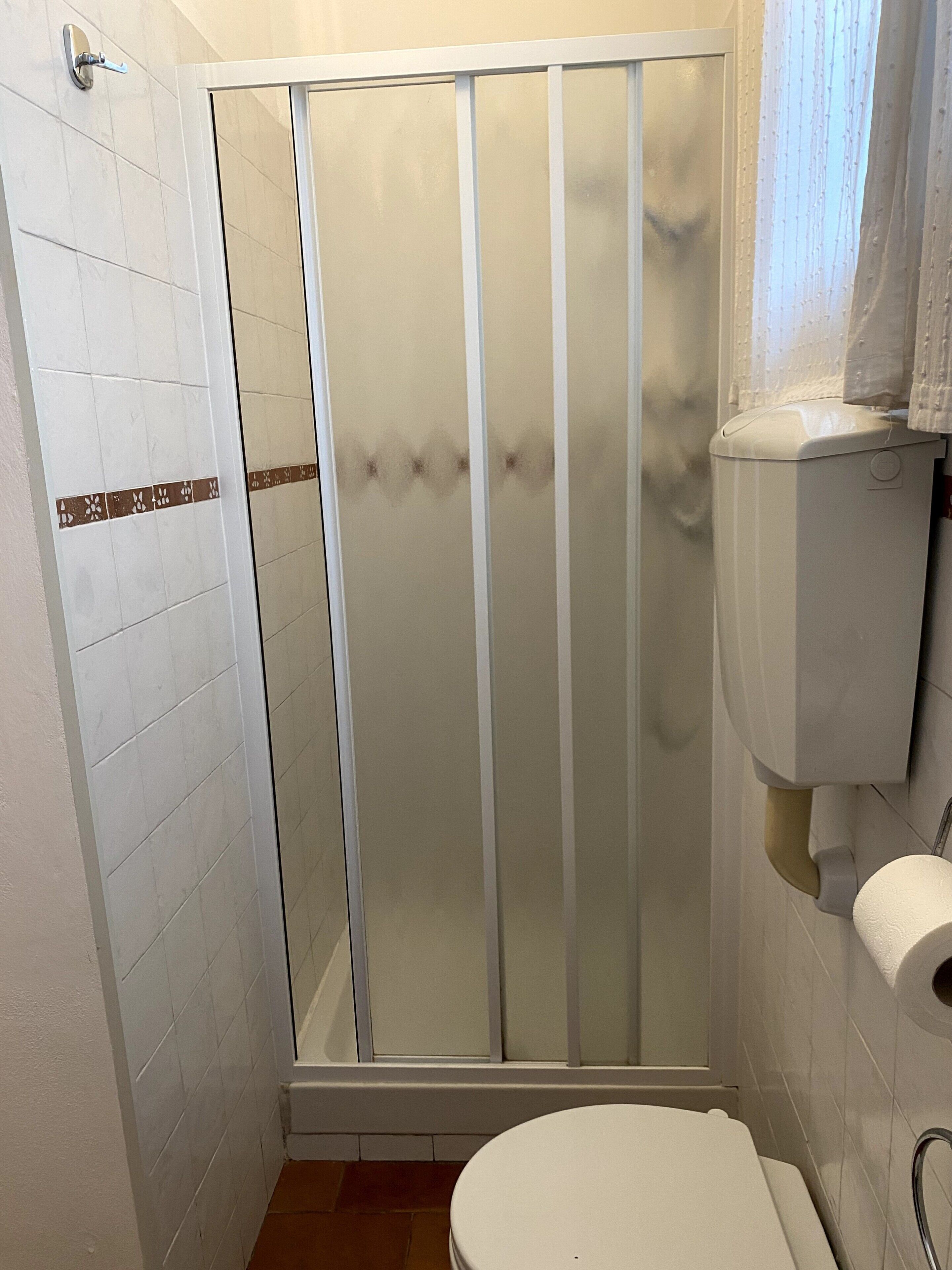 Douche, sèche-cheveux, serviettes fournies
