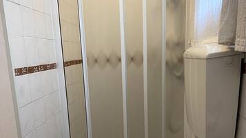 Douche, sèche-cheveux, serviettes fournies