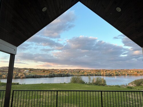 Edison Heights Sanctuary— riverfront wine country