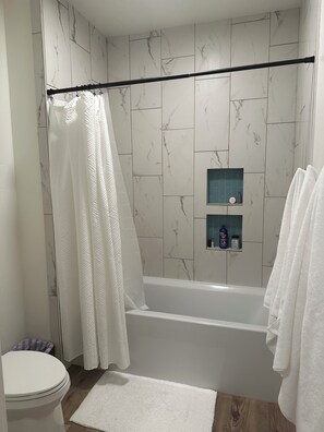 Secadora de cabello, toallas, jabón, papel de baño 