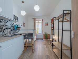 Wasserkocher mit Kaffee-/Teezubehör, Kühlschrank, Mikrowelle, Herdplatte