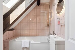 Dusche, Haartrockner, Handtücher, Shampoo