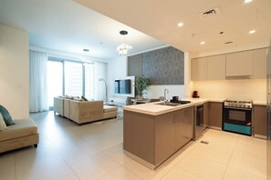 Coffee/tea maker, fridge, microwave, oven - Modern 2BR Near Dubai Mall | Partial Fountain View (Dubai)