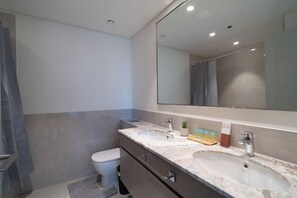 Hair dryer, towels - Modern 2BR Near Dubai Mall | Partial Fountain View (Dubai)