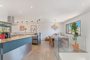 Dining - Villa JACKY—fully air-conditioned, with a pool and pétanque, near the sea, sleeps 6 (Ollioules)