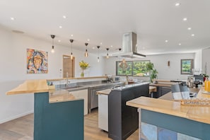 Private kitchen - Villa JACKY—fully air-conditioned, with a pool and pétanque, near the sea, sleeps 6 (Ollioules)