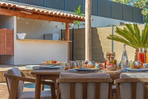 Outdoor dining - Villa JACKY—fully air-conditioned, with a pool and pétanque, near the sea, sleeps 6 (Ollioules)