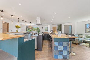 Private kitchen - Villa JACKY—fully air-conditioned, with a pool and pétanque, near the sea, sleeps 6 (Ollioules)