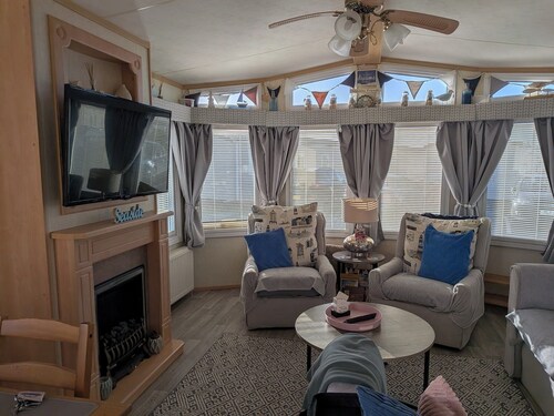 3-bed Caravan - Sleeps 6 With Balcony and Parking