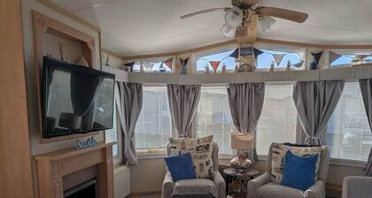 3-bed Caravan - Sleeps 6 With Balcony and Parking