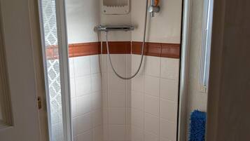 Shower dan pengering rambut