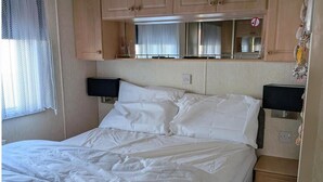 3 quartos, ferros/tábuas de passar roupa, roupa de cama