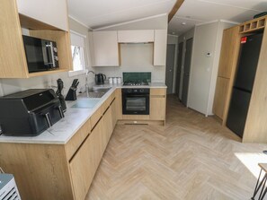 Cottage | Private kitchen - Trecco Bay Holiday Park - Magnolia 11 (Porthcawl)